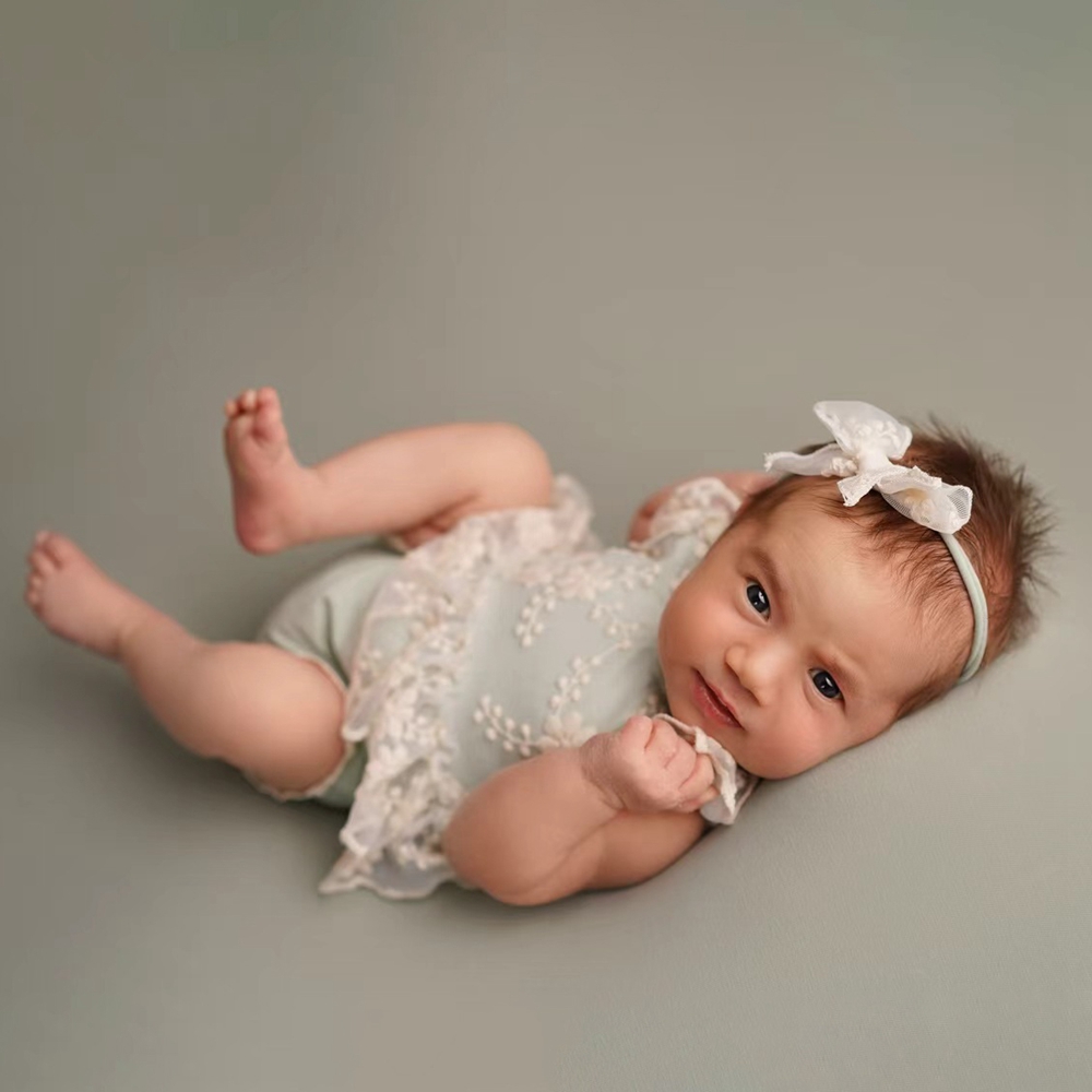 Baby Clothing On Sale - Verspielter Neugeborenen-Mädchen-Strampler in Pastellgrün mit Spitze